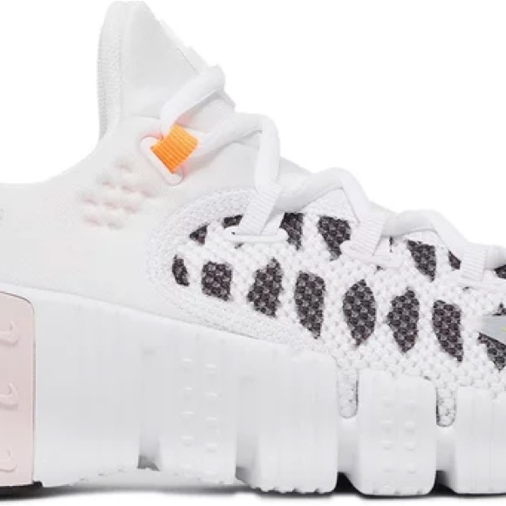Nike Women’s Metcon 4 White with Black White and Black Polka Dots Size 9